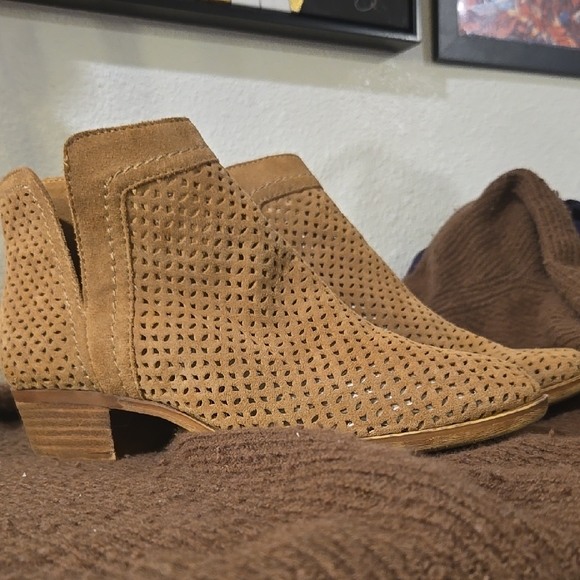 Lucky Brand Women's Tan Suede Ankle Boots Size 8 - Picture 1 of 9
